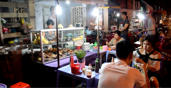 Quán bán từ 5h chiều đến tối khuya, trên đường Huỳnh Thúc Kháng, đối diện khu chợ đêm Mũi Né, là địa chỉ ăn đêm của nhiều du khách đến khu vực này. Giá các món ăn từ 30.000 đồng.